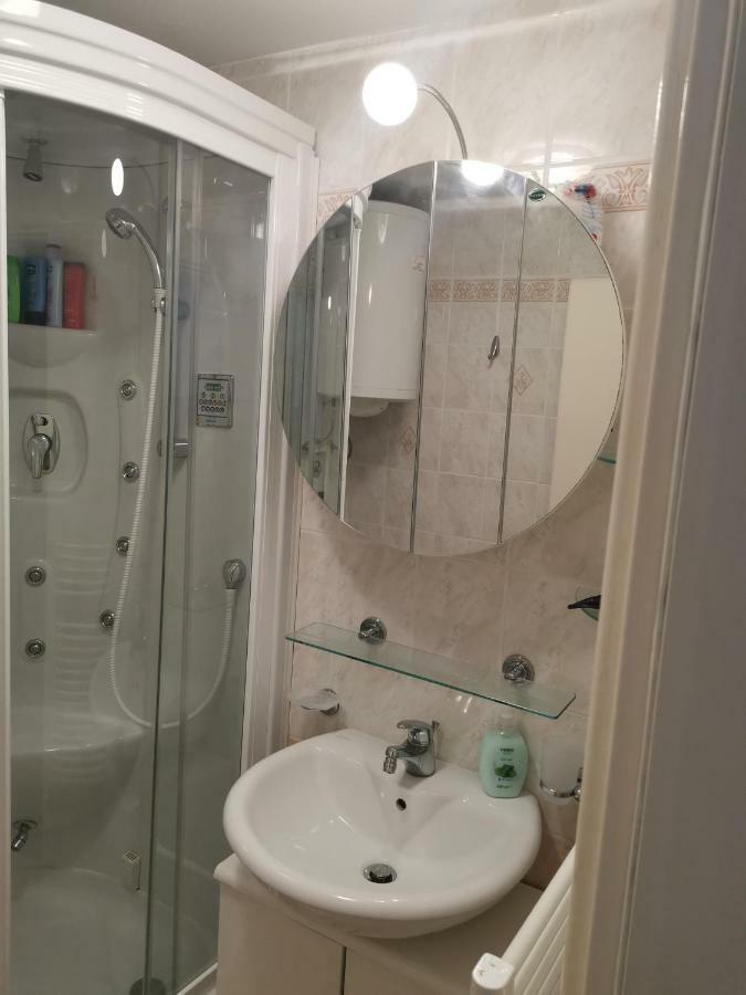Apartma Soncek Premantura Exteriör bild